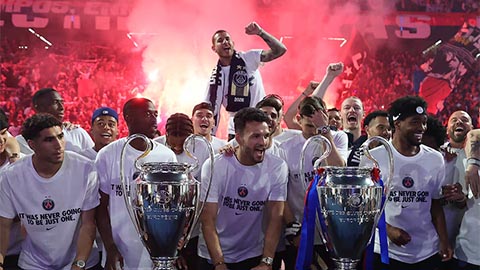 Simone Inzaghi celebrating with his Inter Milan players after beating Barcelona.